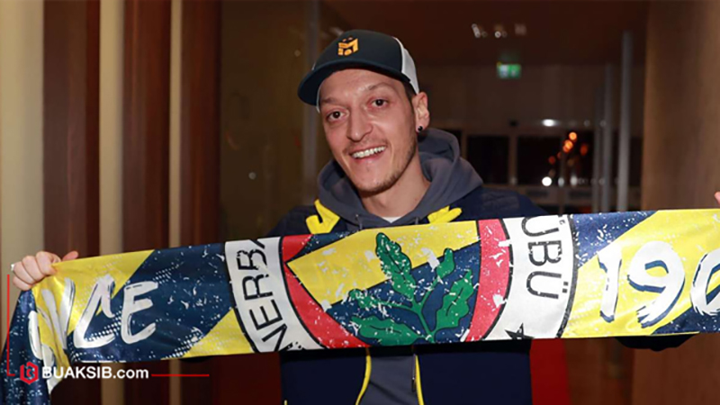 Mesut Ozil saat diperkenalkan di Fenerbahce. (TWITTER FENERBAHCE)